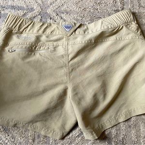 Womens Columbia PFG Omni - shade shorts size lg